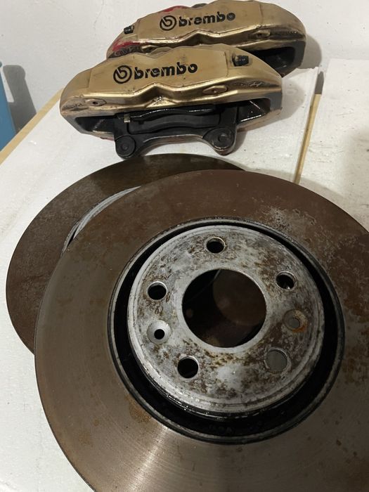 Предни четири бутални спирачни апарати Brembo