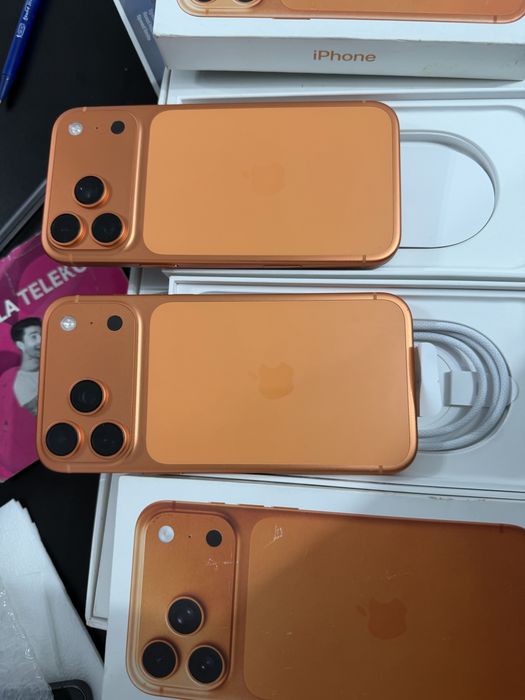 Vand doua iphone 17 pro max 256 E-SIM