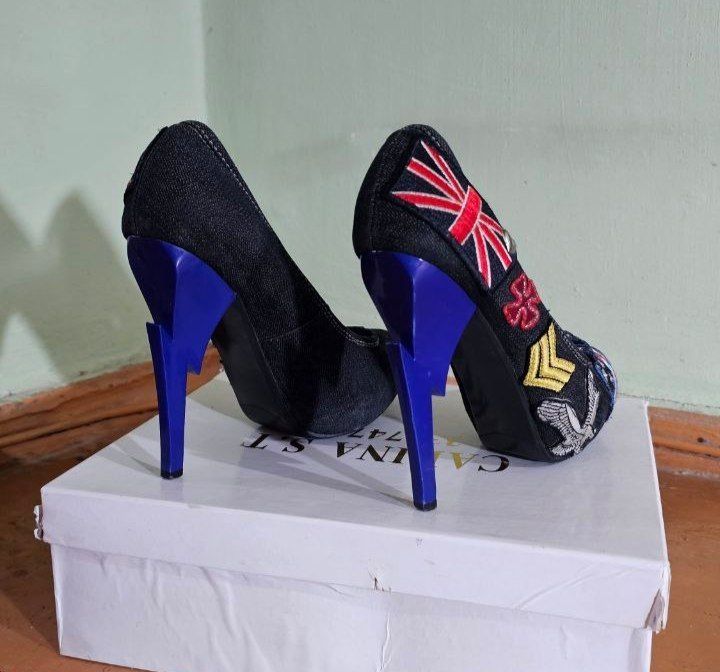 Женские каблуки с интересным дизайном