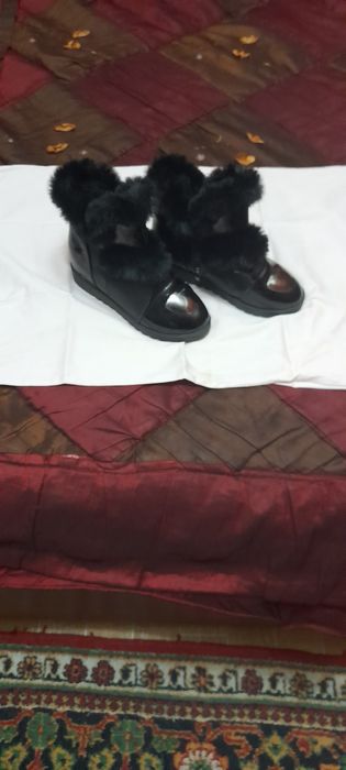 Сапожки женские  с мехом  чёрного цвета.