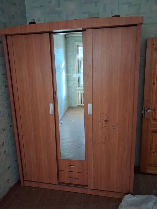 Детский шкаф-купе с зеркалом и ящиками