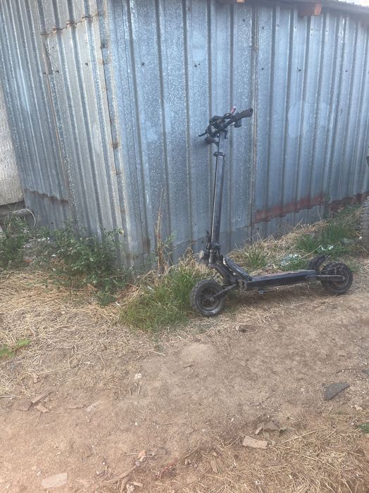 Trotinetă kukirin G 2 pro 3400 km schimbat buton de prornire e custom plăcuțe disc roți noi față spate far nou încărcător original