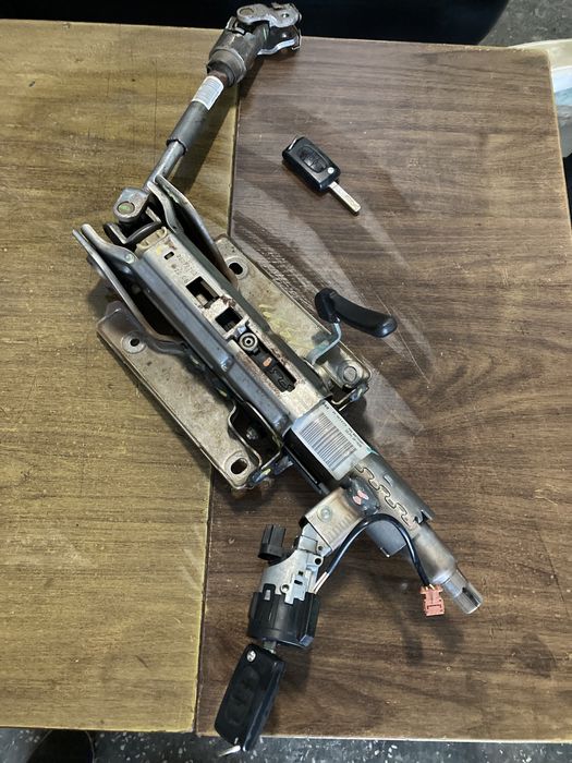 Кормилен пърт с 2 бр ключове за пежо 407