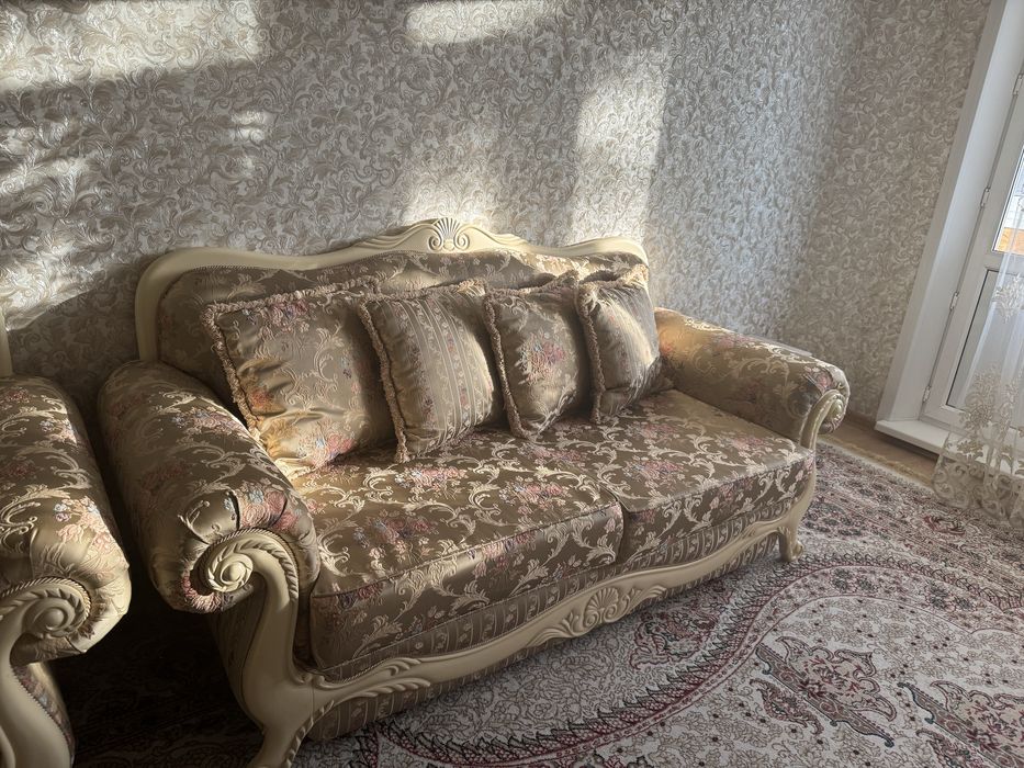 Диван из массива дерева