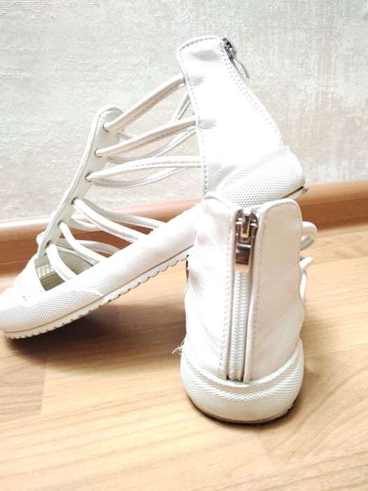 Сандали на замке