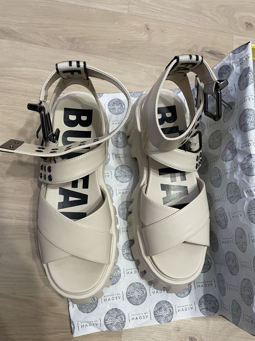 Сандали на платформа Buffalo, бежови