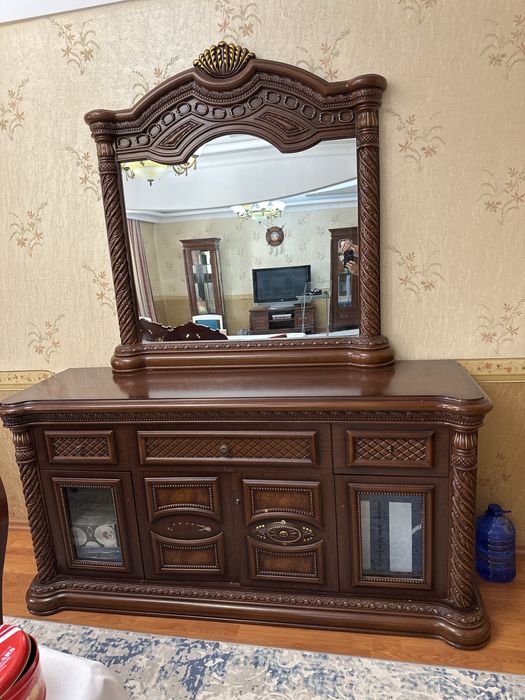 Комод с зеркалом