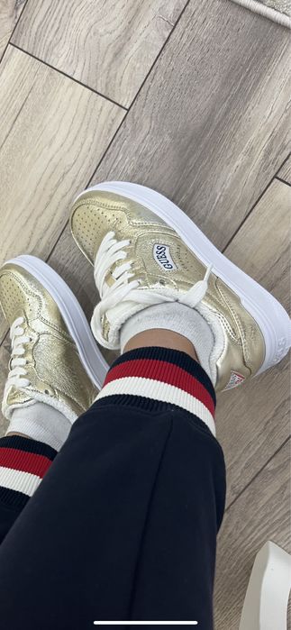 Продам кроссовки Guess оригинал 36 размер