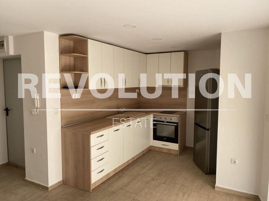 Дава се под наем Едностаен апартамент в Варна, Цветен квартал - 29 кв.м за 240 € - Снимка #1