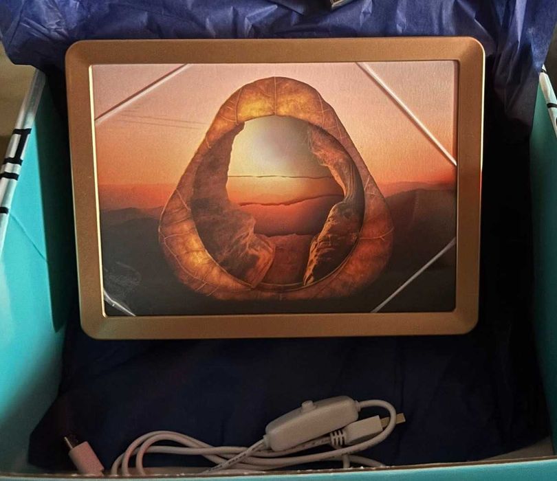 lampa veghe , tablou iqos cu rama aurie