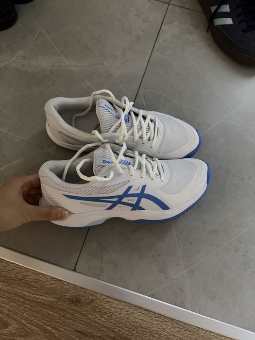 Продам кроссовки теннисные Asics