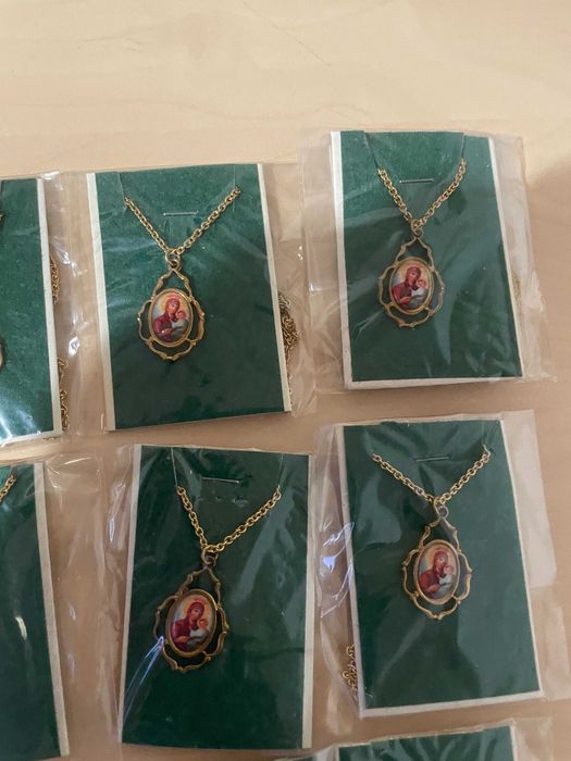 Продавам синджирчета с кръстчета и богородици.