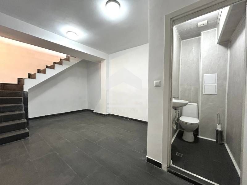 Магазин под наем в емблематична сграда с голям човекопоток до Съдебнат