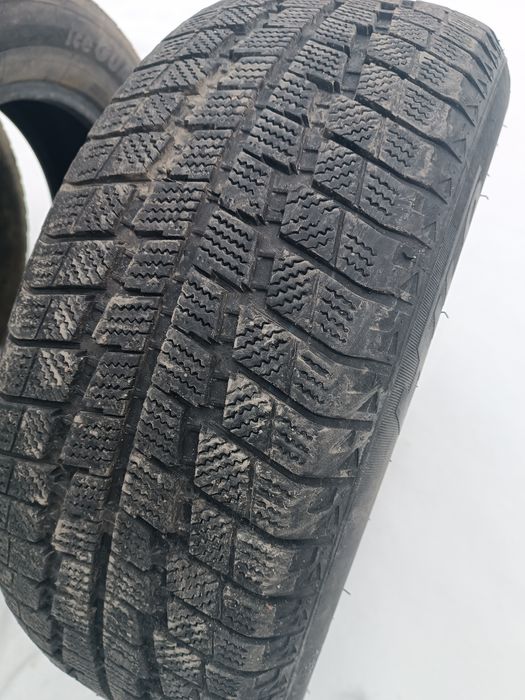 Продам зимнюю резину б/у 215/60/r16