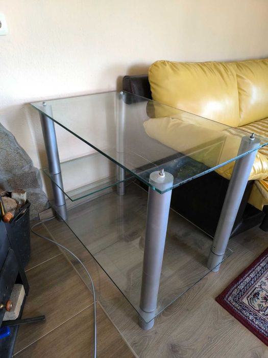 Продавам стъклена маса
