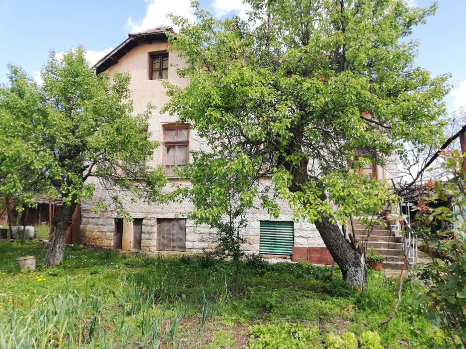 Продава се Голяма Къща