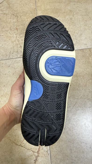 Продам кроссовки Nike