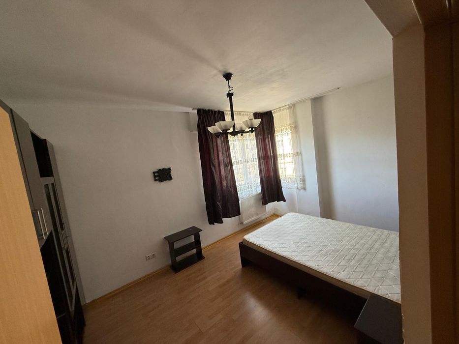 Inchiriez apartament cu 3 camere