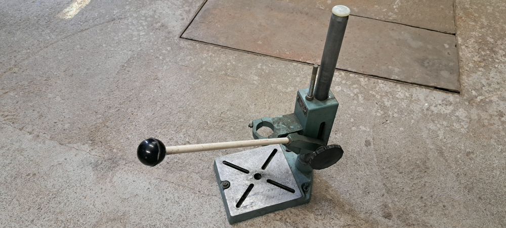 Стоика за бормашина .