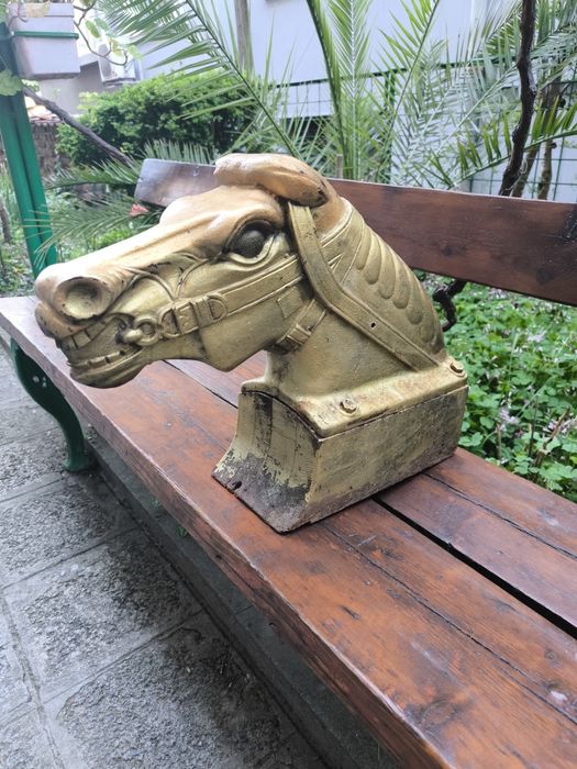 масивна чугунена скулптура кон