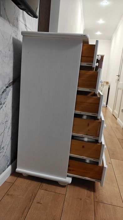 Шкаф белого цвета продам