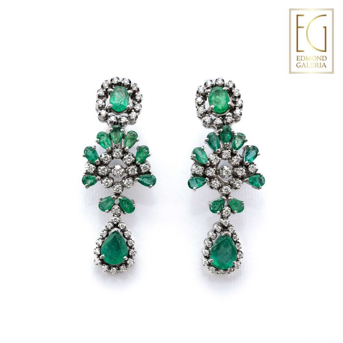 Pereche de cercei din aur alb, decorată cu smaralde și diamante