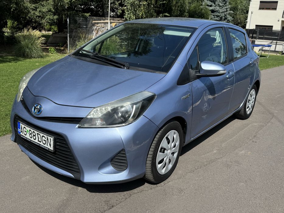 Toyota Yaris 1.5 benzina hibrid an 2012 si cutie de viteze automata