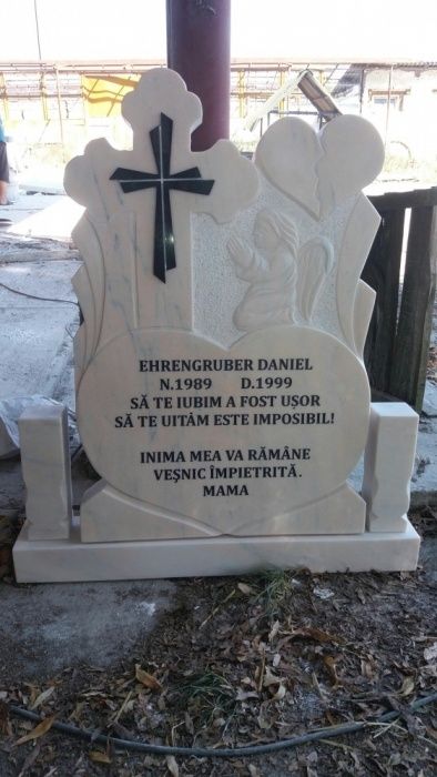 Cruci de marmură, monumente funerare