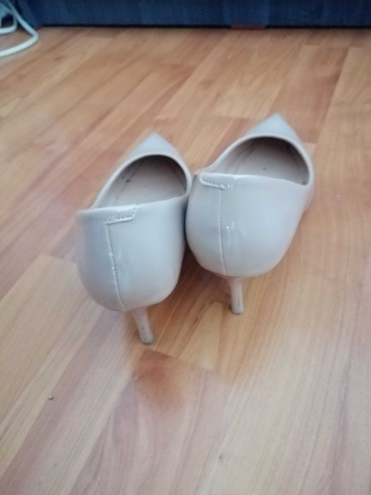 Pantofi stiletto nude
