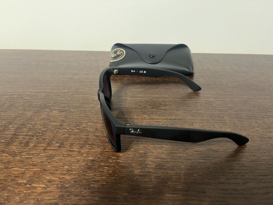 Очила Rayban.