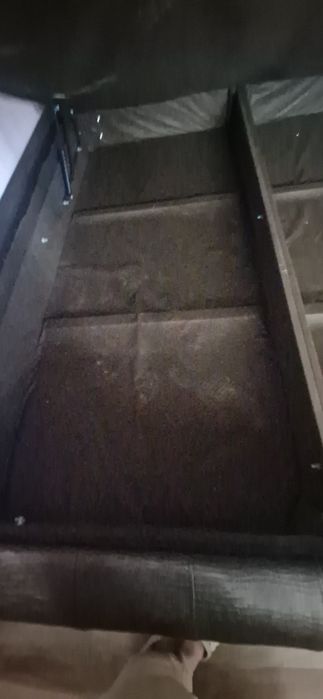 Pat tapitat cu somniera, maro inchis, sidefat. Usor de intretinut si spatios