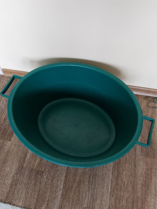 Таз пластиковый и контейнер