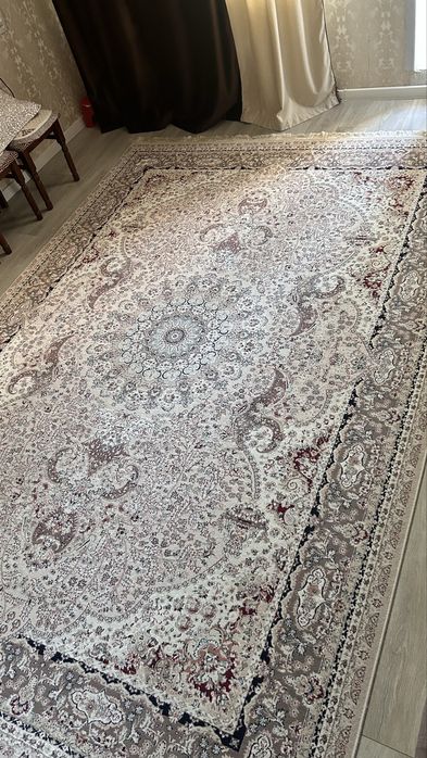 Белый ковер с красивым узором