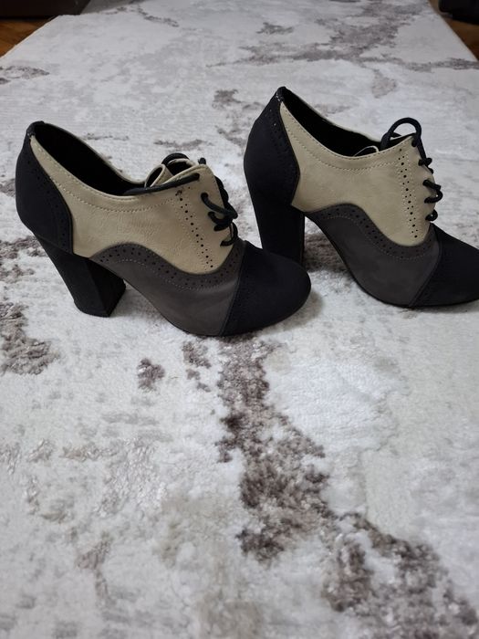 Vând pantofi cu toc dama