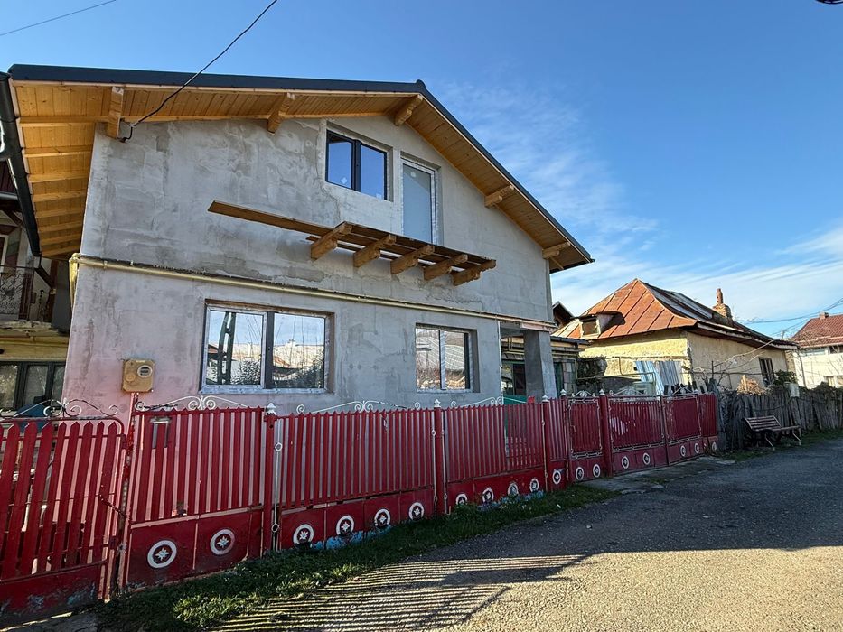 Vând casă în Bănesti