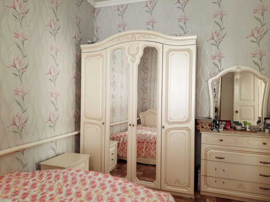 Продаю дом,  4 комнаты, в центре