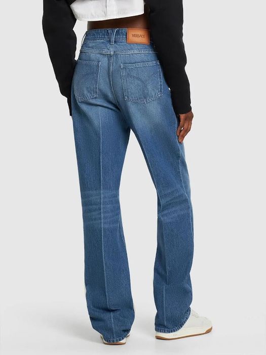 Джинсы от бренда Versace