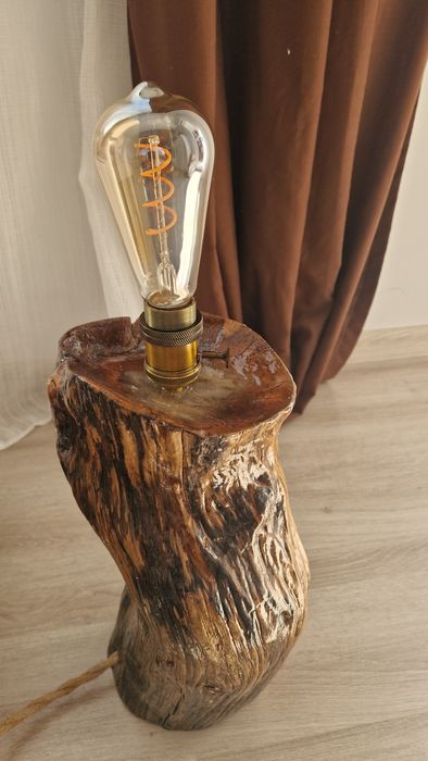 Ръчно изработена настолна лампа от естествено дърво