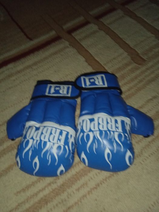 Шлем для бокса и перчатки