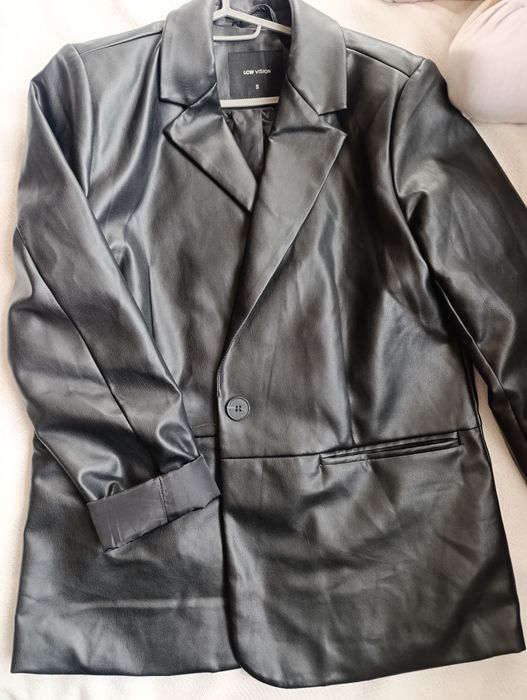 Дамско кожено яке S размер отговаря на М.