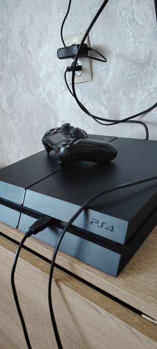 Продам PlayStation 4