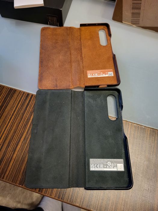 Galaxy Z Fold 3 256 GB Auriu/Negru, geam display mic puțin lovit