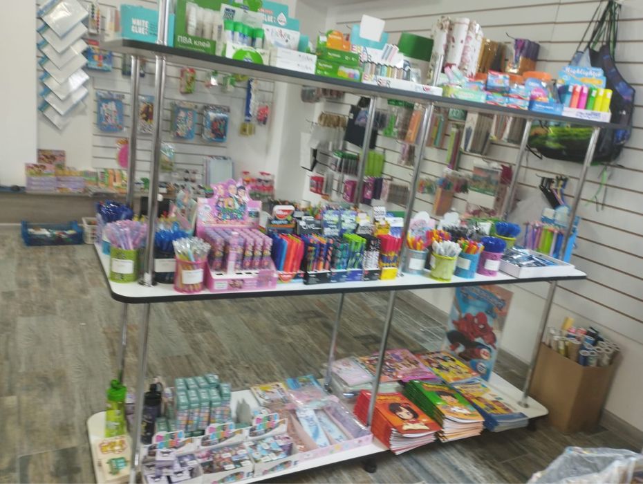 Стеллажи, витрины и стол