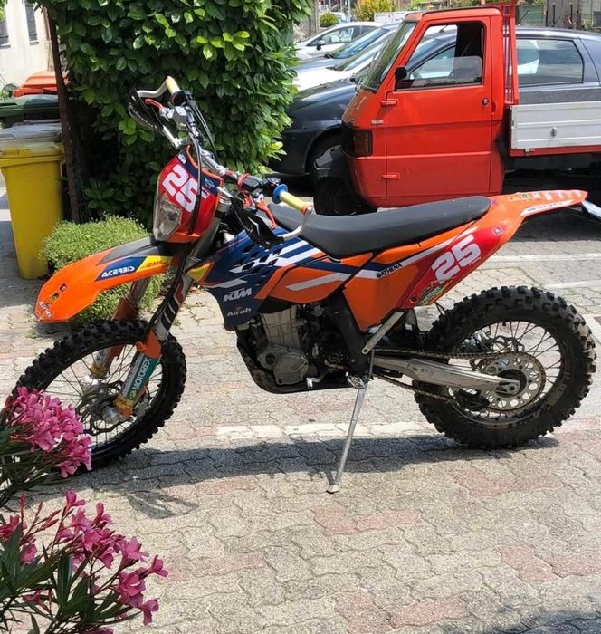 Vând o KTM 450, foarte puțin folosită.