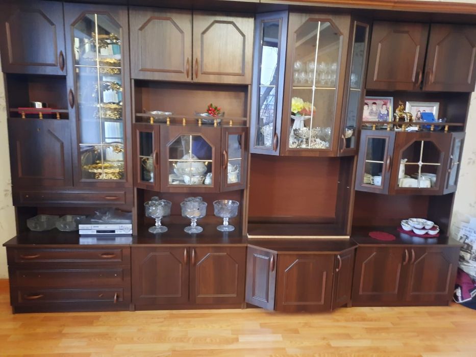 Стенка коричнего цвета