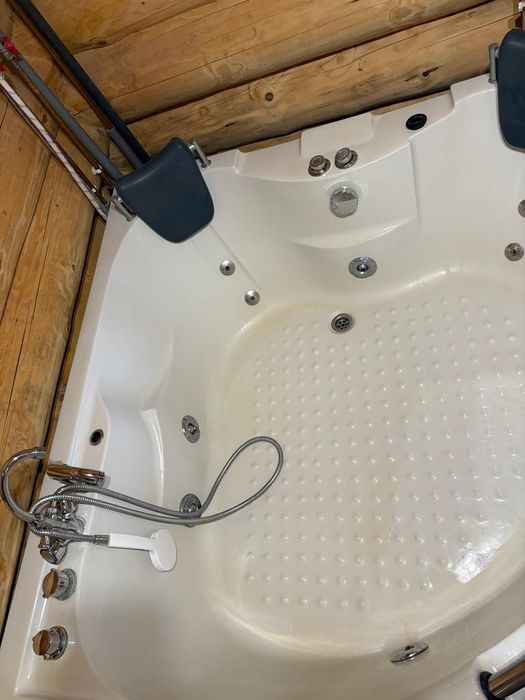 Cada de baie cu jacuzzi