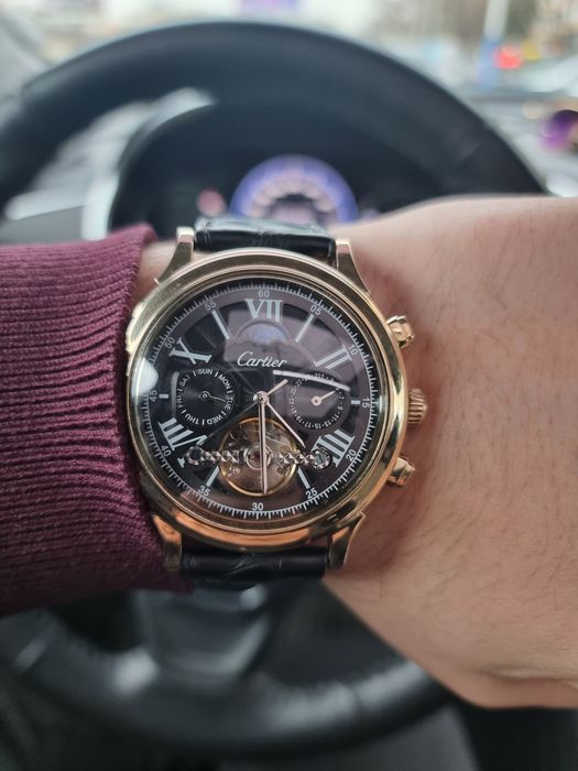 Продаю золотые часы Cartier. Модные и очень стильные