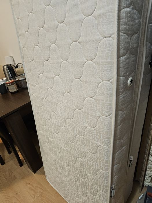 Единични матраци (има два) почти нови 200x70x20