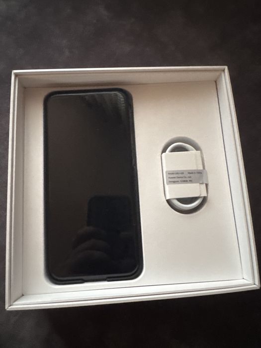 Продавам часовник и телефон на Huawei