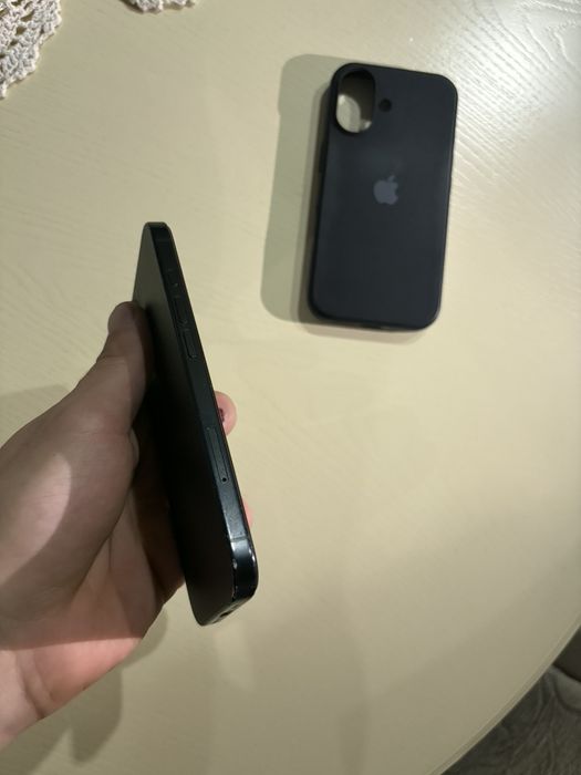 Iphone 16 black.